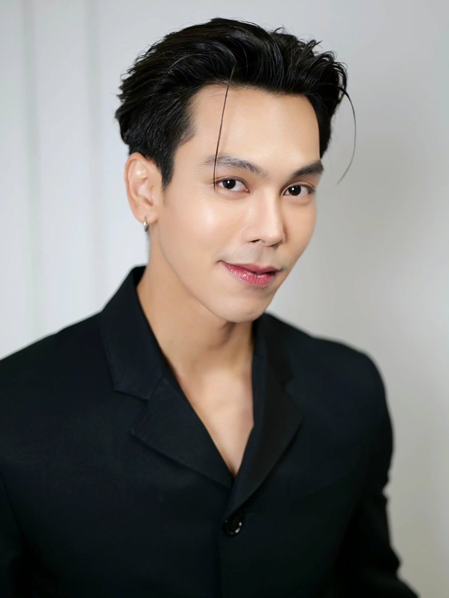 urmiepink's tweet photo. ตรี ภรภัทรเลยค่าาา เบ้าหน้าฟ้าประทาน หล่อทุกมุม หน้าสดไม่เซ็ตผมก็หล่อ เซ็ตผมปาดเจลเห็นundercut ยิ่งหล่อคูณร้อย ยิ้มหวานอีก นุรักพี่ตรีค่ะสุดหล่อ https://t.co/Hj6RRgUKdS