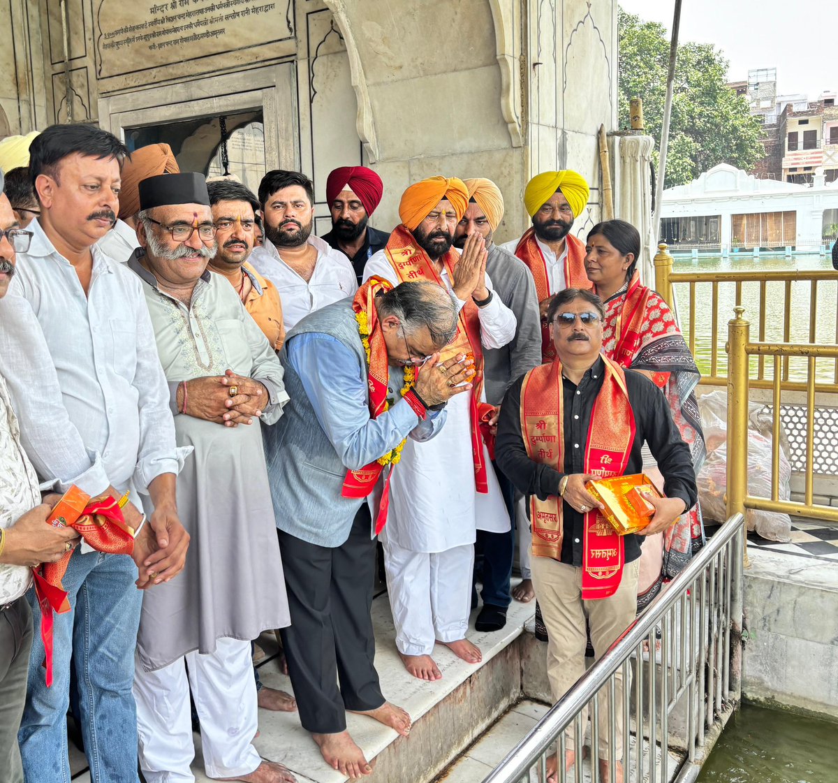 tarunchughbjp's tweet photo. भाजपा प्रदेश अध्यक्ष सरदार @KewalDhillonPB जी के साथ अमृतसर में पावन दुर्गियाना तीर्थ मंदिर में श्री लक्ष्मी नारायण जी के श्रीचरणों में शीश नवाया।

इस अवसर पर भगवान लक्ष्मी नारायण जी से देश की खुशहाली की प्रार्थना की। https://t.co/7pzzzbdmrk