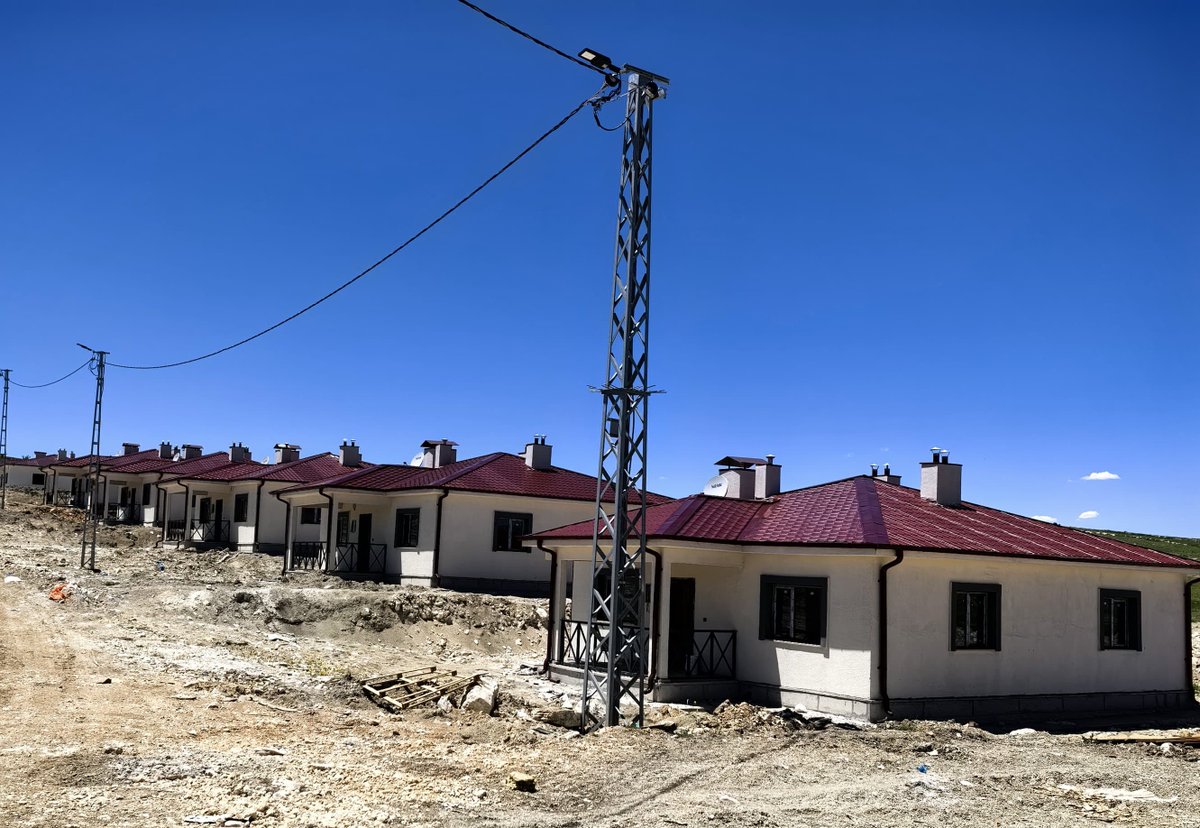 Hekimhan_Gov's tweet photo. Kaymakamımız Sayın @mfgunlu, kırsal konut incelemeleri kapsamında;
📍 Delihasanyurdu 
Mahallesinde yapımı devam eden kırsal konutlarda incelemelerde bulunarak yetkililerden bilgi aldı.
@TC_icisleri @TCMalatyaV @SeddarYavuz 
#Hekimhan #Malatya https://t.co/Sk5GiyFMJ3