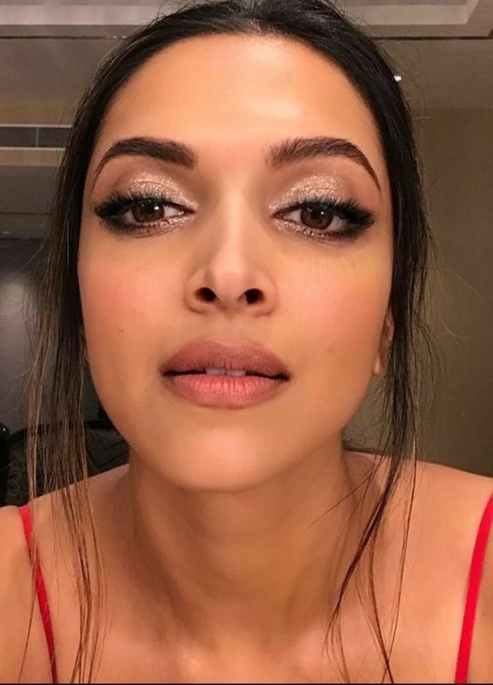 deepikaszn's tweet photo. When you accidentally open your front camera but you’re deepika Padukone so you look stunning anyways https://t.co/0gsqhtJz6Q