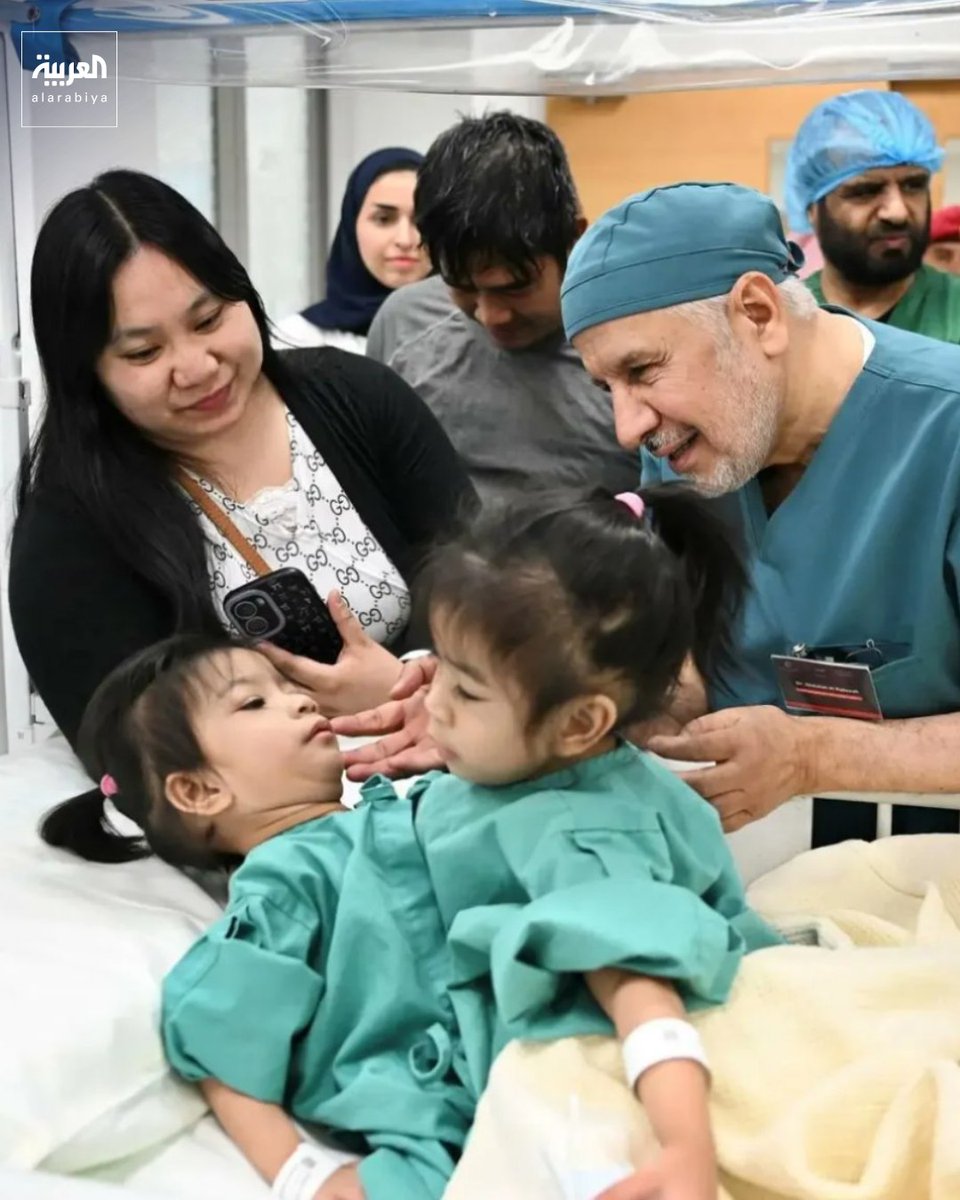 AlArabiya_KSA's tweet photo. الدكتور السعودي عبدالله الربيعة يقود فريقاً من 22 استشارياً وأخصائياً.. بدء عملية فصل التوأم الفلبيني الملتصق "أوليفيا وجيانا" في الرياض بعملية معقدة ستُنفذ عبر 6 مراحل متتابعة وتستغرق نحو 8 ساعات.. العملية الجراحية رقم 72 تُعد الأخطر من بين عمليات الفصل التي أجراها البرنامج في المملكة منذ تأسيسه

🔴 بدأ الفريق الطبي والجراحي التابع للبرنامج السعودي للتوائم الملتصقة، الخميس، عملية فصل التوأم الفلبيني الملتصق «أوليفيا وجيانا» في مستشفى الملك عبدالله التخصصي للأطفال بمدينة الملك عبدالعزيز الطبية في الرياض.

🔴 العملية الجراحية الدقيقة التي تواصل من خلالها السعودية ترسيخ ريادتها العالمية في علاج التوائم الملتصقة ستُنفذ عبر 6 مراحل متتابعة وتستغرق نحو 8 ساعات.

🔴  وأوضح المشرف العام على مركز الملك سلمان للإغاثة والأعمال الإنسانية، رئيس الفريق الطبي والجراحي للبرنامج السعودي للتوائم الملتصقة، الدكتور السعودي عبدالله الربيعة، الذي يقود فريقاً من 22 استشارياً وأخصائياً، أن التوأم وصلتا إلى السعودية في 27 يناير 2026، وتبلغان من العمر سنتين وشهرين، وأظهرت الفحوصات أن الطفلتين ملتصقتان في منطقتي الصدر والبطن، وتشتركان في الكبد مع احتمال اشتراك جزء من الأمعاء، بينما تعاني إحدى الطفلتين من عيب خلقي في القلب يشكل خطراً على حالتها الصحية، الأمر الذي يجعل العملية من بين العمليات الجراحية المعقدة التي تتطلب دقة عالية وخبرة كبيرة.

🔴 وأشار الربيعة إلى أن الفريق الطبي أجرى خلال الفترة الماضية عملية تمديد للجلد عبر زرع بالونات طبية تحت الجلد، بهدف توفير أنسجة جلدية كافية تساعد على إغلاق الجروح بعد الانتهاء من عملية الفصل، بما يسهم في تحسين النتائج الجراحية وتقليل المضاعفات المحتملة.

🔴 وأكد رئيس الفريق الطبي والجراحي للبرنامج السعودي للتوائم الملتصقة أن هذه العملية تمثل الحالة الرابعة لتوأم ملتصق من الفلبين يتولى البرنامج السعودي علاجها، كما تحمل الرقم 72 ضمن عمليات الفصل التي أجراها البرنامج منذ تأسيسه، في حين بلغ عدد الحالات التي أشرف على تقييمها ورعايتها منذ عام 1990 نحو 158 توأماً ملتصقاً من 28 دولة في خمس قارات، وهو ما يعكس المكانة الدولية التي حققتها المملكة في هذا المجال الطبي الإنساني المتخصص.