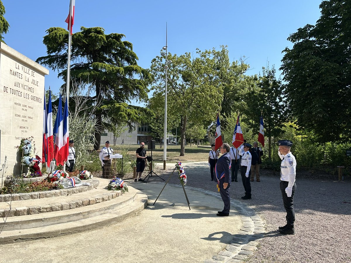 pierre_bedier's tweet photo. "Quoi qu'il arrive, la Flamme de la résistance française ne doit pas s'éteindre et ne s'éteindra pas." 🇫🇷 

Cérémonies commémoratives de Mantes-la-Ville et de Mantes-la-Jolie. #Appel18Juin https://t.co/Pc3lllpolu