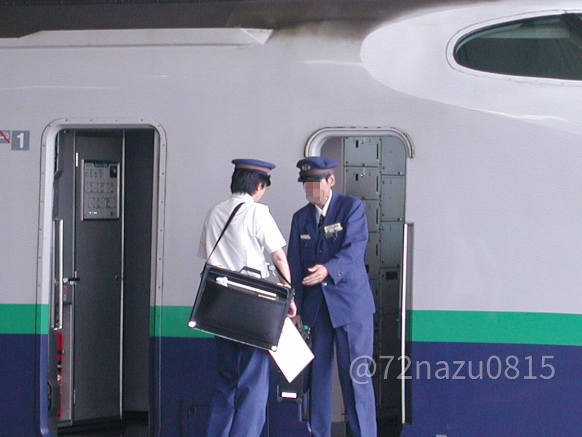 72nazu0815's tweet photo. 20年前の今日撮影。
仙台駅新幹線ホームでの乗務員乗継の風景。
JR東日本の制服は2002年12月の東北新幹線八戸延伸のタイミングで変わりましたが、この頃はまだ新旧混在していたんですね。
車掌の制服は新型、運転士はまだ旧型？
白服と混在してい���ので衣替えの時期だったのかな
2003年6月18日撮影 https://t.co/cF31XXLO27