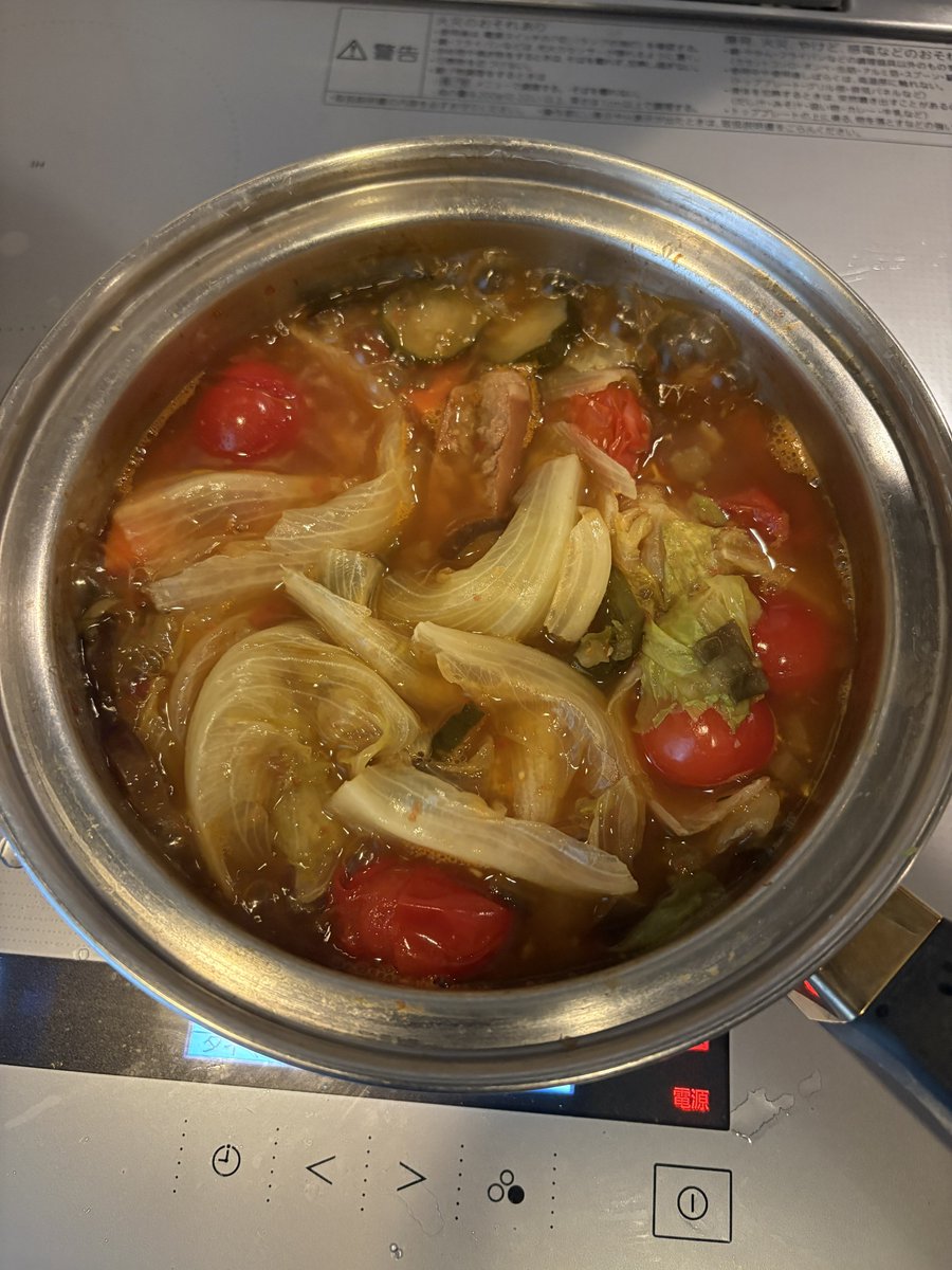 dimbula_dimbula's tweet photo. トマト鍋第２形態。
白菜も足してみた。もうなんでもありかも。
調整で入れてみたクレイジーガーリックが良い仕事してる。
ご飯が進む。 https://t.co/pkPNCuz5KV