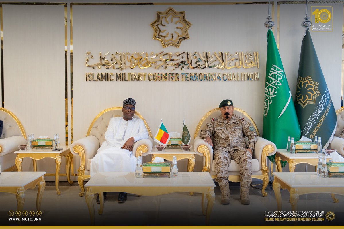 imctc_fr's tweet photo. L’Ambassadeur de la République du Bénin auprès du Royaume d’Arabie Saoudite, M. Adam Bagoudou Zakari, ainsi que la délégation l’accompagnant, ont effectué une visite au siège de la CIMCT. Au cours de cette visite, ils ont pris connaissance des principales activités de la Coalition, de ses programmes qualitatifs et de ses initiatives stratégiques visant à soutenir les États membres et à renforcer leurs capacités dans les domaines de la lutte contre le terrorisme et l’extrémisme.