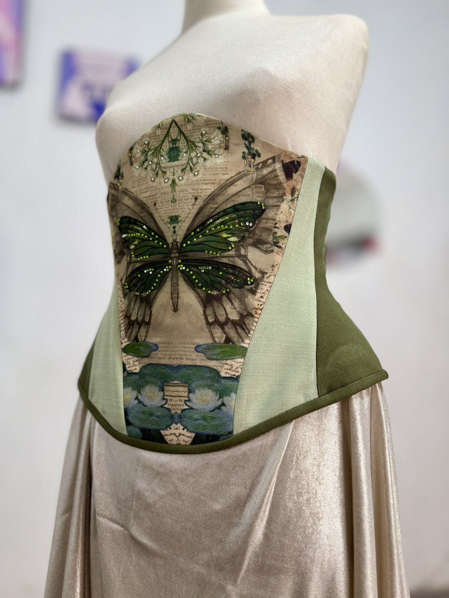 hijasdesign's tweet photo. en mi defensa (no t tenes que defender boluds) este año no iba a hacer corseteria de este estilo porque todas se pusieron a intervenir la camiseta PERO, me la pidieron y es trabajo hermanas 🫡

Les dejo otras de mis creaciones que pueden ver en mi ig @hijasdesign ❤️ https://t.co/b2WzYT9X2D