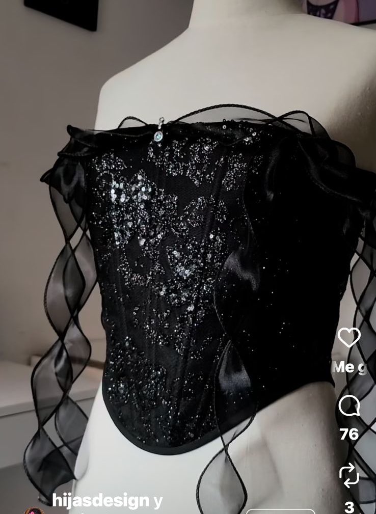 hijasdesign's tweet photo. en mi defensa (no t tenes que defender boluds) este año no iba a hacer corseteria de este estilo porque todas se pusieron a intervenir la camiseta PERO, me la pidieron y es trabajo hermanas 🫡

Les dejo otras de mis creaciones que pueden ver en mi ig @hijasdesign ❤️ https://t.co/b2WzYT9X2D