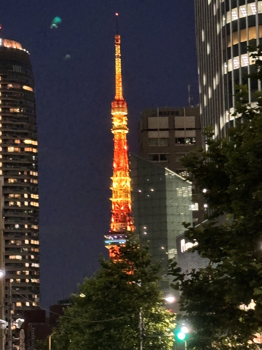 91aniromot's tweet photo. この色味が一番東京タワーのイメージです。
子供の頃、ブロックで作ったなあ。父との共同作業でした😊半世紀前のことですが😊 https://t.co/Mwc5dZrW8W