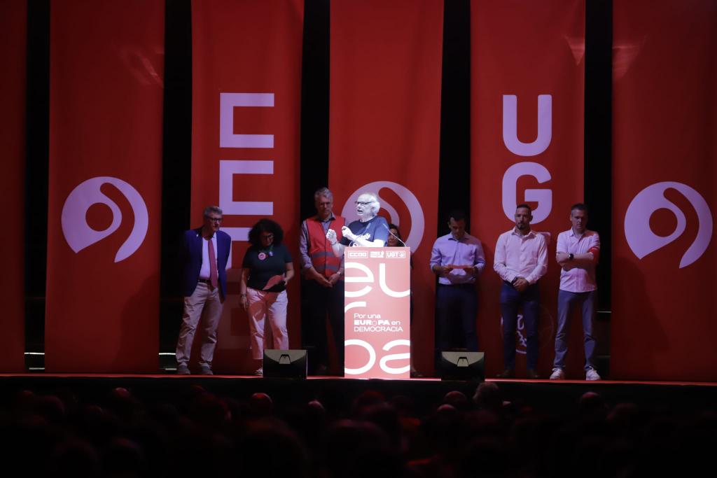 CCOOMadrid's tweet photo. Intervienen Bert Engelaar, presidente de @syndicatFGTB, @landini_fiom, @cgilnazionale, Jan Willem Goudriaan, @EPSUnions, @MarieHeleneSka, @La_CSC, Oliver Roethig @uniglobalunion, Enrico Somaglia, @EFFAT_org y Roberto García González presidente de #EuroCOP
Todos coinciden en la necesidad de proteger y defender los servicios públicos para poder tener una democracia real.
"Una Europa es posible gracias al movimiento colectivo. Juntos somos imparables. ".
#PorUnaEuropaEnDemocracia #TuVozEnEuropa #Democracynow