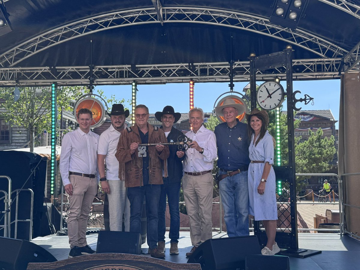 ThomasMack_EP's tweet photo. Ein ganz besonderer Tag: Mit Eröffnung der Riverside Western Lodge wächst unser Hotel Resort auf insgesamt 8.000 Übernachtungsmöglichkeiten - und damit fühlt sich die Silver Lake City heute auch zum ersten Mal so richtig komplett an. Ich bin unglaublich stolz auf unser Team. 🙏 https://t.co/TGMW9hzHIl