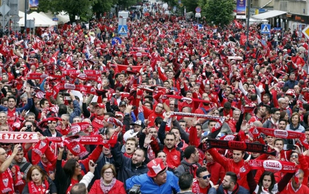 FranLeonSFC15's tweet photo. Sevillismo, hoy es EL PUT0 DÍA.
Si alguien piensa no asistir por alguna discrepancia, pensad que estas las podemos tener todos pero hoy no se van a solucionar.
Hoy quizás es el día de valorar que pesan más, esas diferencias o el SEVILLA FC.
Hoy es día de ir todos juntos, A MUERTE https://t.co/qtuw10Ihnc