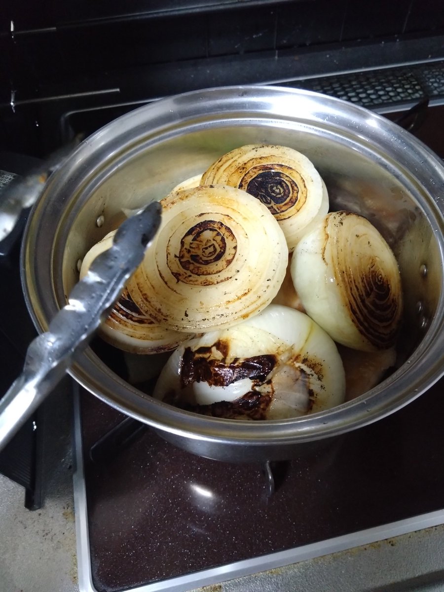 fene_oreca's tweet photo. 鍋に全部入れてフライパンを250ccのお湯で焦げと旨味を溶いて入れたら後はもう弱火で放置ー

1時間後に会おうね https://t.co/086SJvRJnz