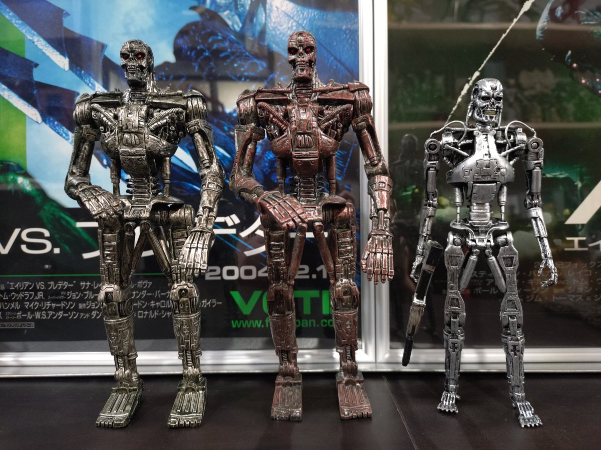 AVPVTVR's tweet photo. NECAからターミネーターの新作フィギュアが発売されないので、他社から発売された同サイズ(1/10)のフィギュアを収集中。その2はフリューのT600。コンセプトアートそのままのポージングで無可動だが、NECAからT4関連のフィギュアは一切発売されていないので、同スケールで並べられる貴重な1体だったり。 https://t.co/fdO0Np2mVt