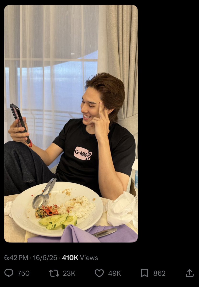 Inmeeniverse's tweet photo. เอนเกจนานิโหดมาก ดูจากรูปที่ไปถ่ายกับพี่ๆน้องๆแต่ละคนในตึก ยอดรี 4-5หมื่น ยิ่งของจุงคือทวิตแตก เฟบปาไป130k ป้าอึ้ง

#hirunkit_ https://t.co/zEhR0YABAi