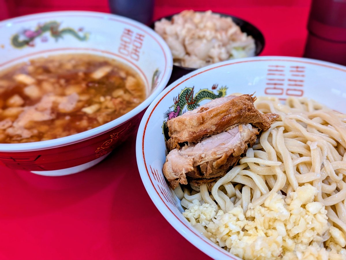 DeathSleep3's tweet photo. 天気の良い日は二郎日和。
ラーメン二郎札幌店にて魚介風つけ麺を堪能！
ふわふわアブラヤサイ、最高の神ブタ、そして締められた麺が魚介つけ汁と絡んで絶品でした。
幸せなひととき。ごちそうさまでした！ https://t.co/OIaoYQAEJt
