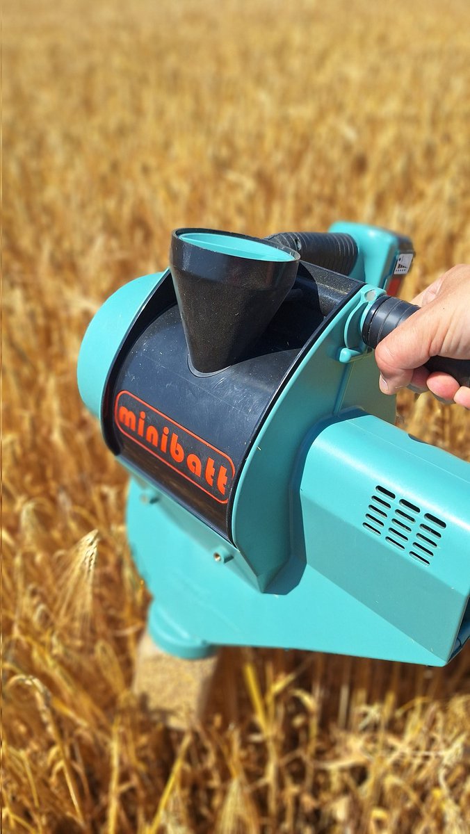 AlexisLeherle's tweet photo. Avant de sortir la vraie pour débuter la #Moisson2026, petit tour dans les escourgeons #Carrousel avec la #minibatt pour vérifier la maturité.
Verdict au silo.... https://t.co/goWuqlBmq5