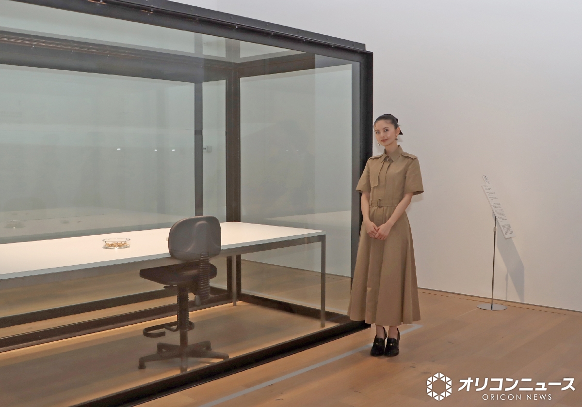oricon's tweet photo. 齋藤飛鳥、アンバサダーを務める展覧会
『テート美術館-YBA＆BEYOND
世界を変えた90s英国アート』

✍️同展を訪れた齋藤を取材

90年代の英国・アーティストの作品に圧倒
「こういった責任ある表現の仕方を見ると…」
https://t.co/af7WlYNqch https://t.co/yjdnuCXZYn