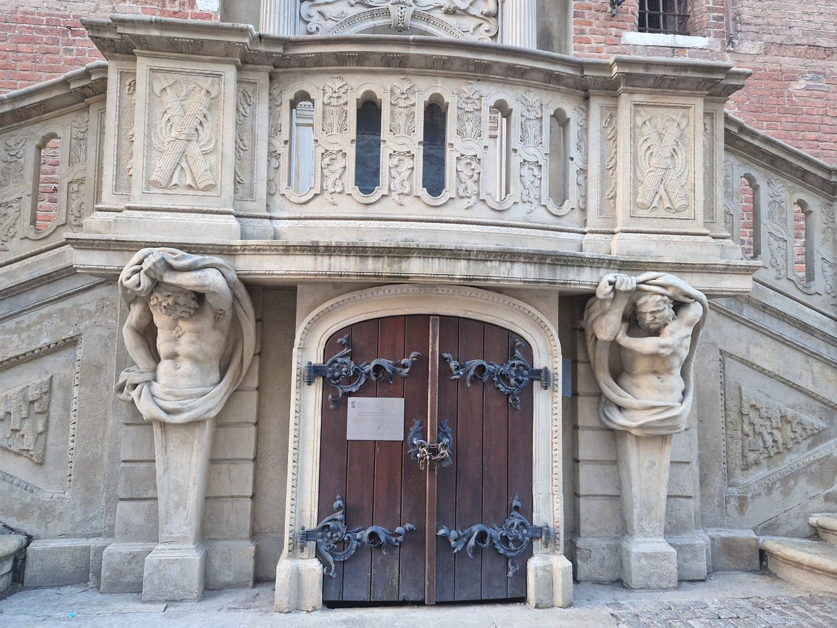 JayKaySi's tweet photo. #AdoorableThursday. Some heavy lifting for such a small but fancy portal. Gdansk Main Town Hall. https://t.co/ci2Uy6GIIb