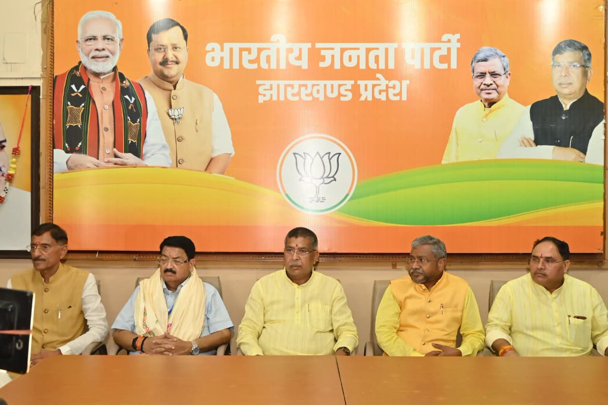 AdityaPdSahu's tweet photo. आज भारतीय जनता पार्टी, झारखंड प्रदेश कार्यालय में राज्यसभा चुनाव में एनडीए समर्थित प्रत्याशी श्री परिमल नाथवानी जी की ऐतिहासिक विजय के उपरांत उनका आत्मीय एवं भव्य स्वागत किया गया। सर्वप्रथम उन्होंने हमारे प्रेरणास्रोत, राष्ट्रवादी विचारधारा के महान पुरोधा डॉ. श्यामा प्रसाद मुखर्जी जी की प्रतिमा पर पुष्पांजलि अर्पित कर श्रद्धापूर्वक नमन किया।

इस दौरान नेता प्रतिपक्ष श्री बाबूलाल मरांडी जी, केंद्रीय रक्षा राज्य मंत्री श्री संजय सेठ जी तथा प्रदेश महामंत्री (संगठन) श्री कर्मवीर सिंह जी, मुख्य सचेतक श्री नवीन जायसवाल जी सहित माननीय विधायकगण, भाजपा के पदाधिकारी एवं कार्यकर्ताओं ने उनका आत्मीय एवं भव्य स्वागत कर हार्दिक शुभकामनाएँ प्रेषित कीं।

यह विजय जनसेवा, सुशासन और विकास के प्रति जनता के अटूट विश्वास तथा एनडीए की सकारात्मक राजनीति की एक सशक्त अभिव्यक्ति है।

@blsanthosh