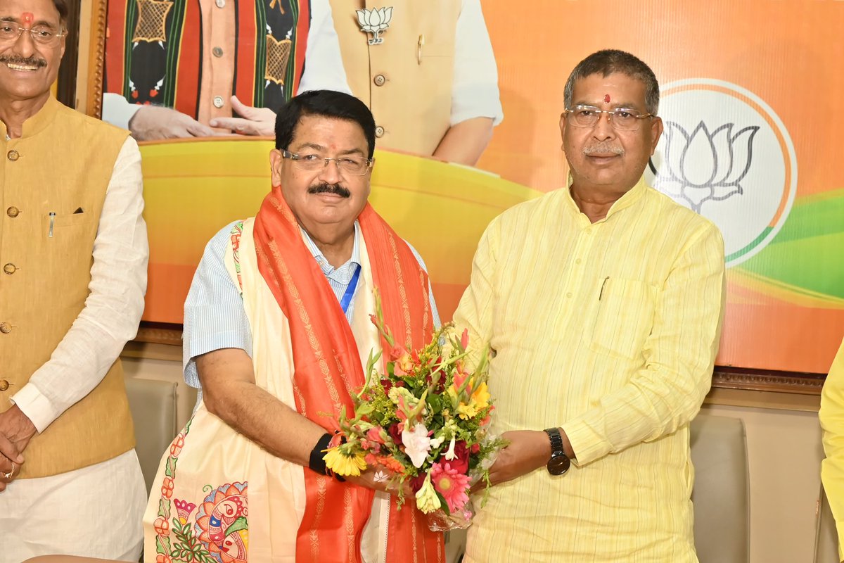AdityaPdSahu's tweet photo. आज भारतीय जनता पार्टी, झारखंड प्रदेश कार्यालय में राज्यसभा चुनाव में एनडीए समर्थित प्रत्याशी श्री परिमल नाथवानी जी की ऐतिहासिक विजय के उपरांत उनका आत्मीय एवं भव्य स्वागत किया गया। सर्वप्रथम उन्होंने हमारे प्रेरणास्रोत, राष्ट्रवादी विचारधारा के महान पुरोधा डॉ. श्यामा प्रसाद मुखर्जी जी की प्रतिमा पर पुष्पांजलि अर्पित कर श्रद्धापूर्वक नमन किया।

इस दौरान नेता प्रतिपक्ष श्री बाबूलाल मरांडी जी, केंद्रीय रक्षा राज्य मंत्री श्री संजय सेठ जी तथा प्रदेश महामंत्री (संगठन) श्री कर्मवीर सिंह जी, मुख्य सचेतक श्री नवीन जायसवाल जी सहित माननीय विधायकगण, भाजपा के पदाधिकारी एवं कार्यकर्ताओं ने उनका आत्मीय एवं भव्य स्वागत कर हार्दिक शुभकामनाएँ प्रेषित कीं।

यह विजय जनसेवा, सुशासन और विकास के प्रति जनता के अटूट विश्वास तथा एनडीए की सकारात्मक राजनीति की एक सशक्त अभिव्यक्ति है।

@blsanthosh