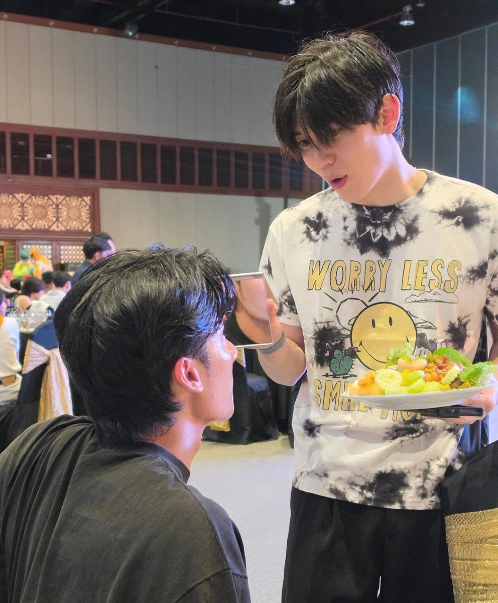 peachysnow22's tweet photo. new didnt even bother to put that plate full of salad away just to curse tay out with that mirror😭 https://t.co/6HY7LOKbZa