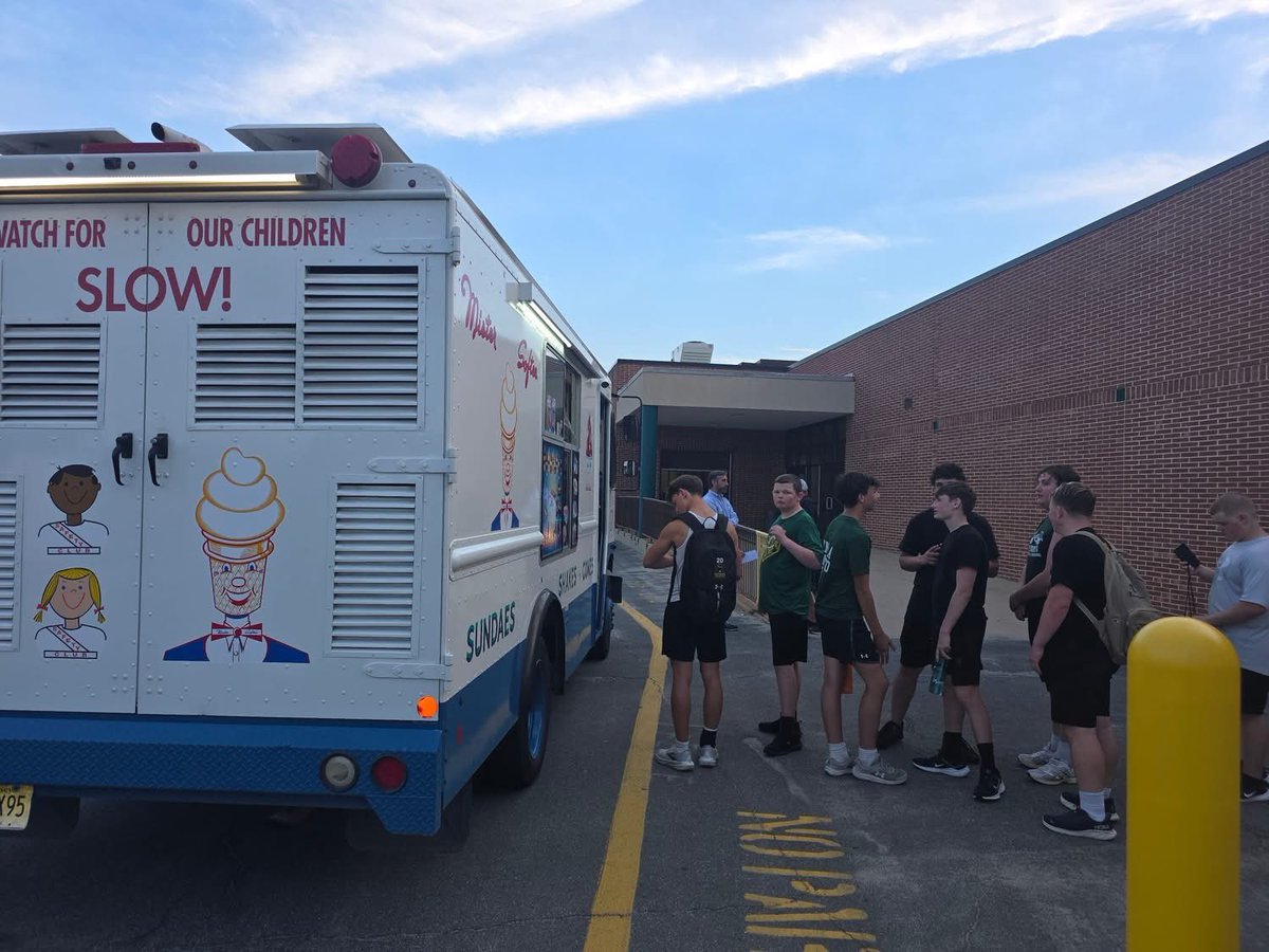 ClearviewFB's tweet photo. Final Day of Mini Camp ended with some Mister Softee! #findawaytowin
@wilson2882 https://t.co/Kv301uCWyu