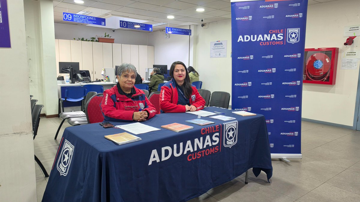 RegCivil_Aysen's tweet photo. Hoy en nuestra oficina de #Coyhaique, funcionarias de la Aduana, estuvieron entregando información a los usuarios sobre Zona Franca, derechos, beneficios y materias propias de su servicio. 
¡El trabajo interinstitucional se complementa para acercar los servicios a las personas. https://t.co/t71zYYfEoz
