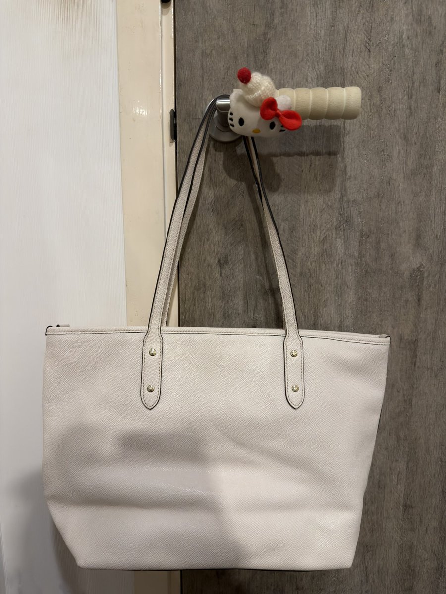 tmprwxx's tweet photo. ส่งต่อ Coach tote bag ใส่ไอแพด, เเมคบุ๊คได้นะคะ

🛒 : 1950฿ รวมส่ง 
ผ่อนได้2อาทิตย์  สนวจสอบถามได้นะคะ✨🫶🏻🤍

#ส่งต่อcoach #coach #ส่งต่อกระเป๋า #ส่งต่อกระเป๋ามือสอง #ส่งต่อกระเป๋ามือสองสภาพดี #กระเป๋ามือสองสภาพดี https://t.co/f7IdguM1s5