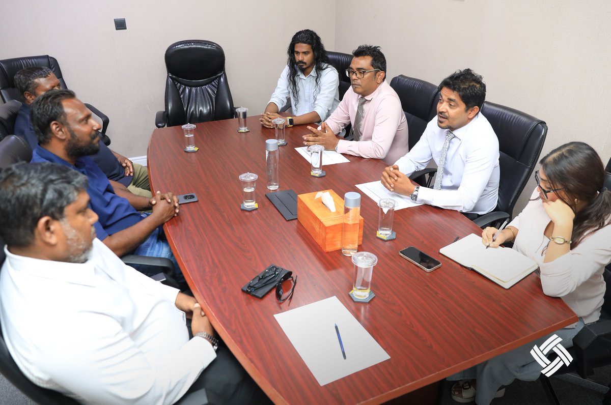 rdcmaldives's tweet photo. ލ. ހިތަދޫ ކައުންސިލުގެ ރައީސް އިބްރާޙީމް ޝަމްޢޫން އަދި ކައުންސިލުގެ މެންބަރުން މިއަދު ވަނީ މިކޯޕަރޭޝަންގެ ޑެޕިއުޓީ މެނޭޖިންގ ޑިރެކްޓަރ ޙަސަން ރިފާއީ ބުޝްރީ އަދި އިސްވެރިންނާއި ބައްދަލުކުރައްވައިފައެވެ. މި ބައްދަލުވުމުގައި ލ. ހިތަދޫގައި މި ކޯޕަރޭޝަނުން ހިންގާ މަޝްރޫޢުތަކާއި ގުޅޭގޮތުން މަޝްވަރާ ކުރެވުނެވެ.

#TeamRDC