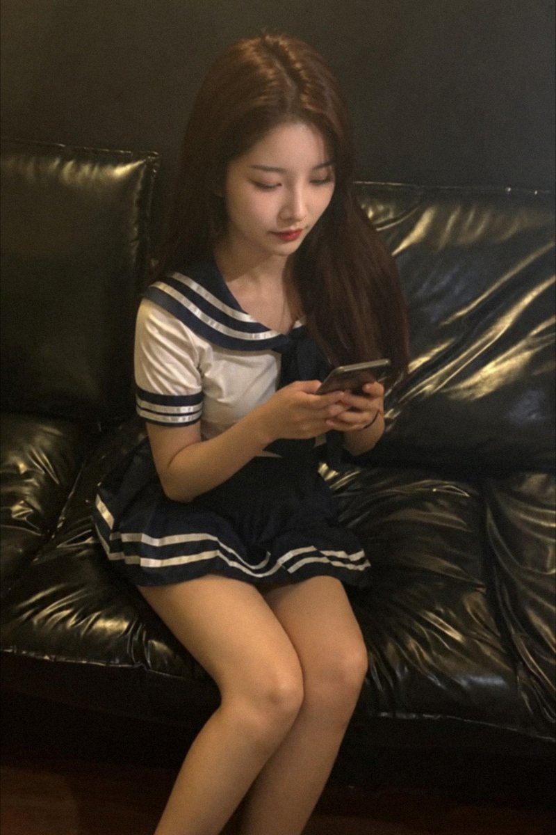 IngeKena's tweet photo. 在巴南万达广场B区。看她换上制服坐在那发呆，屏幕光照亮那张素人脸。听她小声抱怨2026年各行各业都难熬，跑这里兼职也只是为了把负债填上。看着她低头的无辜脸，生活确实不容易。#重庆 #反差 https://t.co/vJr2Mgo3AO