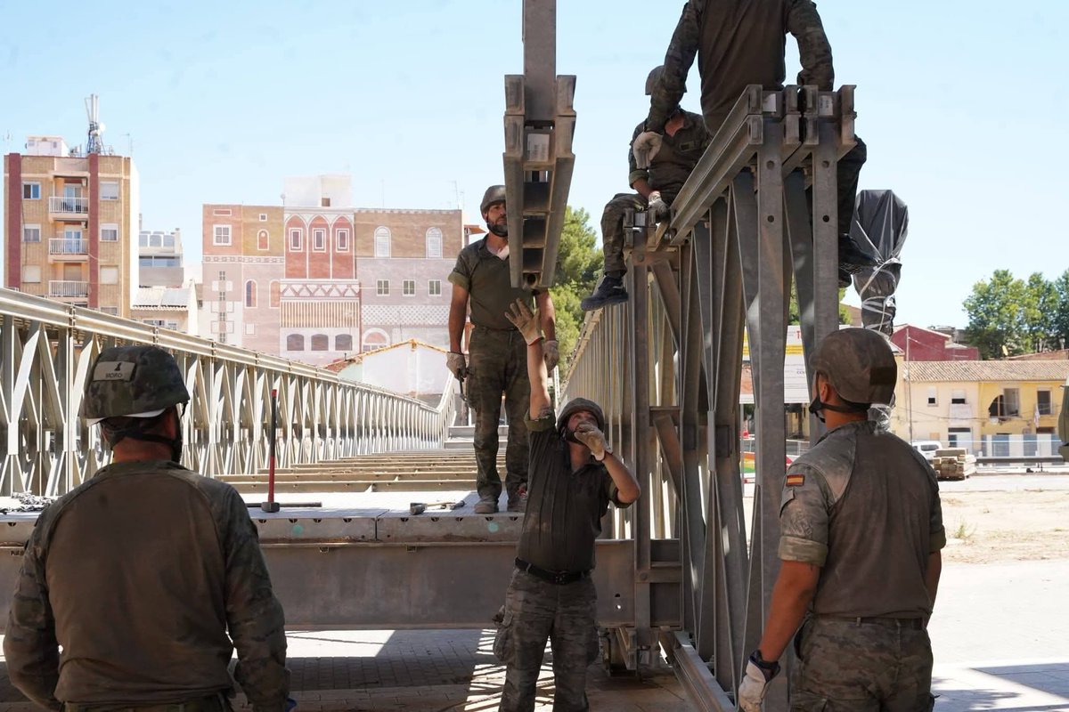 FUTER_ET's tweet photo. Finaliza, sin novedad, el desmontaje del puente militar de #Picanya (#Valencia) y el repliegue a  #Salamanca del material y personal del #REI11 del #MING  que lo ha propiciado.
¡Buen trabajo!
#SomostuEjército https://t.co/guzGsbF2fU