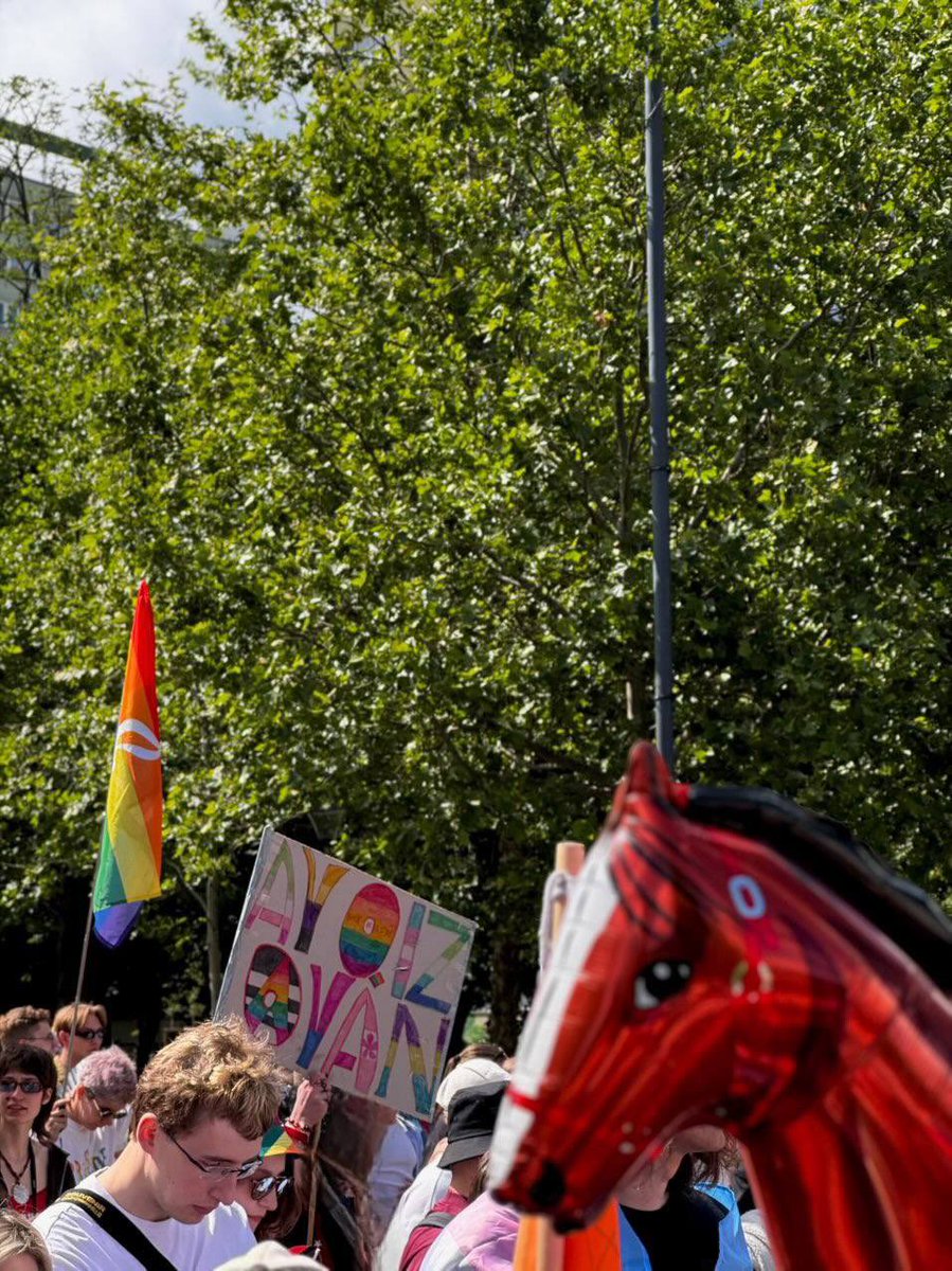 qiyvaar's tweet photo. Varşava küçələrində “ay qıy, oyan!” şüarı 🏳️‍🌈

13 İyun tarixində Polşanın paytaxtında keçirilən qürur yürüyüşündə icma yoldaşlarımızın açdığı plakat. #qürurayı https://t.co/MvzpD6bTC4