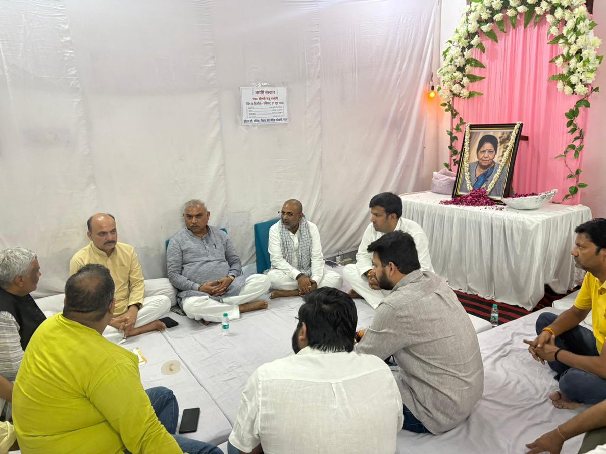 shivprakashbjp's tweet photo. मेरठ भाजपा महानगर अध्यक्ष श्री विवेक रस्तोगी जी की पूजनीय माता जी के स्वर्गवासी होने पर अपनी श्रद्धांजलि व्यक्त करते हुए।
ॐ शांति - शांति - शांति… https://t.co/5Dj5HBB27H