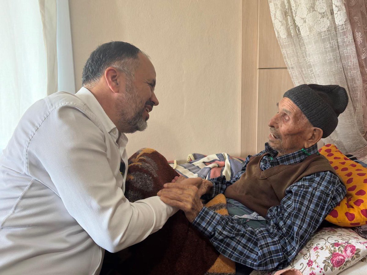 maliposprizma's tweet photo. 📍 Sarıyer Mahallesi

✅ Hane Ziyareti
✅Hasta Ziyareti

İlçe Yöneticilerimiz ve İlçe Kadın Kolları Başkanımız Sayın Funda Korum ile birlikte, mahalle sakinlerimizden Sayın Halil Ayaz abimizi ve kıymetli ailesini ziyaret ederek, Duran Ayaz amcamıza geçmiş olsun dileklerimizi ilettik. 

Samimi bir ortamda gerçekleştirilen ziyarette hasbihal ederek Cumhurbaşkanımız Sayın Recep Tayyip Erdoğan’ın selam ve muhabbetlerini ilettik.

Nazik misafirperverlikleri ve sıcak ev sahiplikleri için Ayaz ailesine teşekkür ediyor, Duran Ayaz amcamıza acil şifalar diliyoruz.

#RecepTayyipErdoğan
#AhmetBüyükgümüş
#AliİhsanYavuz
#YahyaÇelik
#RukenKilerci
#AdemAldemir
#HavvaSibelSöylemez
#AliKıratlı
#HasanUfukÇakır