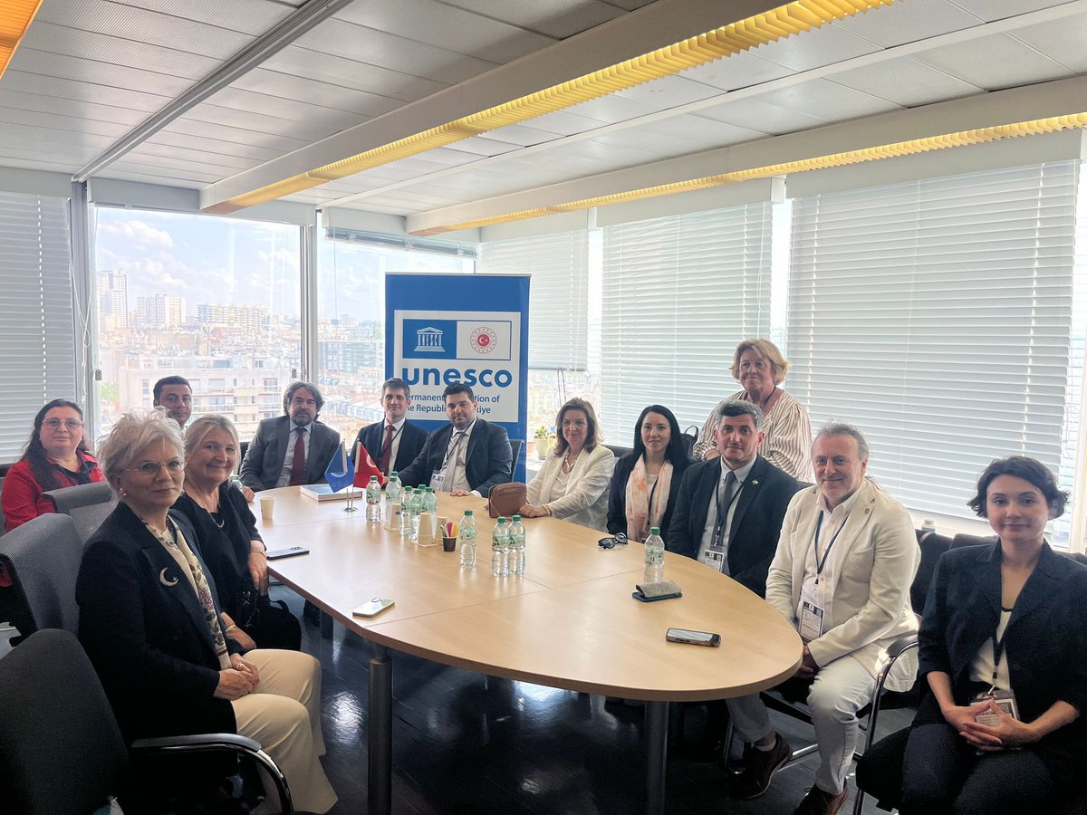 yasayanmirasktb's tweet photo. Genel Müdürlüğümüzün öncülüğünde sivil toplum kuruluşlarımız, UNESCO Somut Olmayan Kültürel Mirasın Korunması Sözleşmesi Taraf Devletler 11. Genel Kuruluna yoğun bir katılım sağladı.

Bugün, sekiz sivil toplum kuruluşumuz daha UNESCO’ya akredite oldu ve ülkemiz, toplamda on yedi akredite sivil toplum kuruluşu ile 185 ülke arasında en çok akredite STK’ya sahip ikinci ülke konumuna yükseldi.

Türkiye, somut olmayan kültürel miras alanında kamu kurumları ile sivil toplum kuruluşları arasında oluşturduğu güçlü iş birliği modeliyle UNESCO nezdinde örnek ülkelerden biri olarak görülüyor. Genel Kurul kapsamında gerçekleştirilen NGO Forum’da yapılan görüşmelerde de taraf devletler tarafından ülkemizin bu alandaki tecrübesi, sivil toplumun süreçlere etkin katılımı ve birlikte yürütülen çalışmalar takdirle ve övgüyle karşılandı.

Bu vesileyle, UNESCO tarafından akredite edilen; Dünya Etnospor Birliğini, İstanbul Kültürlerarası Sanat Diyalogları Derneğini, UNIMA Türkiye Milli Merkezini, Folklor Kurumu Derneğini, Mim Sanat Derneğini, Doğu Kültür ve Sanat Merkezi Derneğini, Karagöz Derneğini ve CENAN Vakfını tebrik ediyor; kültürel mirasımızın korunması, yaşatılması ve uluslararası platformlarda daha güçlü şekilde temsil edilmesine sundukları katkıların artarak devam etmesini diliyoruz.

Kültürel mirasımızın korunması, gelecek kuşaklara aktarılması ve uluslararası görünürlüğünün güçlendirilmesi amacıyla kamu kurumlarımız, sivil toplum kuruluşlarımız ve kültürel miras taşıyıcılarımızla birlikte çalışmalarımızı kararlılıkla sürdürmeye devam edeceğiz. 

@TCKulturTurizm 
@MehmetNuriErsoy 
@BatuhanMUMCU 
@selimtrz 
@UNESCO 
@TC_UNESCODT 
@UNESCO_Turkey 
@etnospor 
@ikasdorgtr 
@unimaturkiye 
@MimsanatD 
@TFKturkey 
@dksmvan 
@KaragozDernegi 
@CenanVakfi 
@OkcularVakfi 
@gelenekselSD
@UMVakfi 
@anelsander