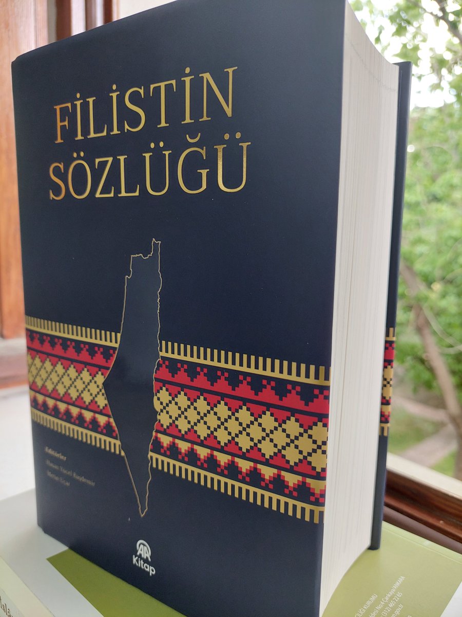 kudretbulbul's tweet photo. 9 madde yazarlığı ile katkı verdiğim #FilistinSözlüğü elime ulaştı.
Bu çok anlamlı ve değerli sözlük için başta yüzlerce akademisyeni bir araya getirerek devasa bir çaba ortaya koyan editörlerimiz Hasan Yücel Başdemir ve Metin Uçar hocalarımız ile tüm yazarlarımıza çok teşekkür ediyorum.
Tabii ki harika baskısı ve tanıtımı için @anadoluajansi'mıza da

Tüm gelirleri Gazze'ye bağışlanacak olan ve literatüre birçok yeni kavram kazandıran böylesi bir entellektüel çalışmaya sahip olmak isterseniz sıra sizde:)
@ucarmet, @HYB082806, @FilistinAkademi