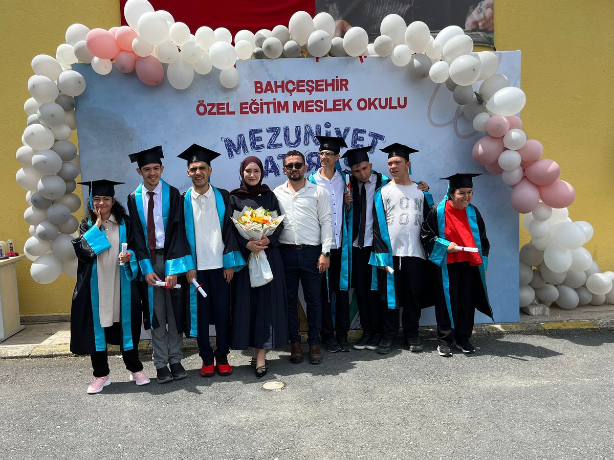 BahcesehirOEMO's tweet photo. Bir dönemin sonu, yeni başlangıçların ilk adımı... Mezun olan öğrencilerimizi tebrik ediyor, başarılar diliyoruz. ✨

@tcmeb
@Yusuf_Tekin @MucahitYentur @istanbulilmem @basaksehir_mem @ahmetcoskun6134
@Ankaradenizz https://t.co/2W6Z9d1ksQ