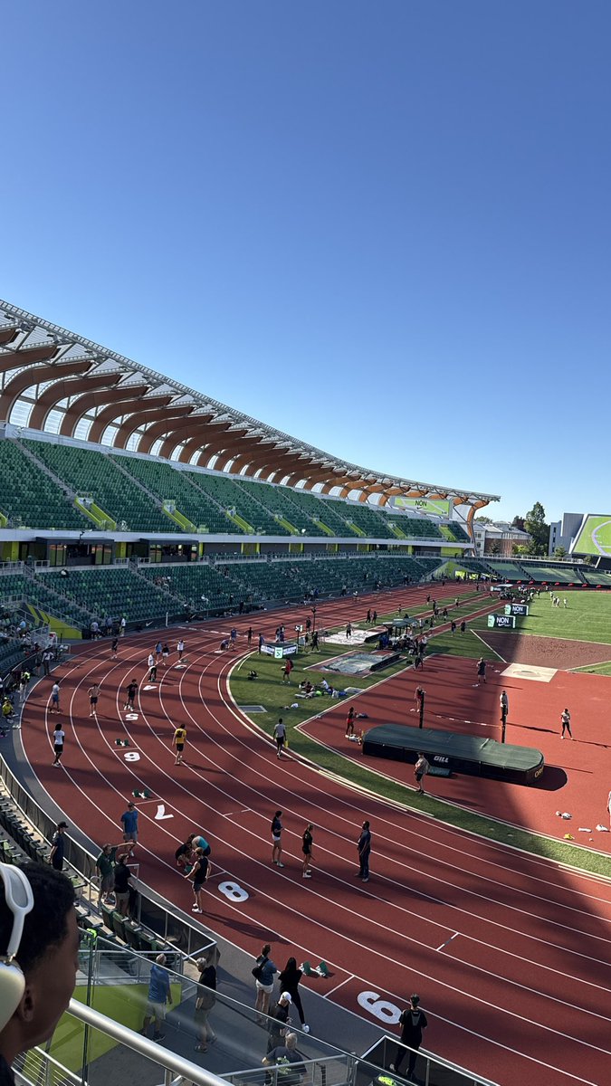 LMclenon4's tweet photo. Just getting started. Oregon track, Big opportunity, OREGON WE HERE BABY READY TO COMPETE!!!! 💚💛 https://t.co/YsAh9Almay