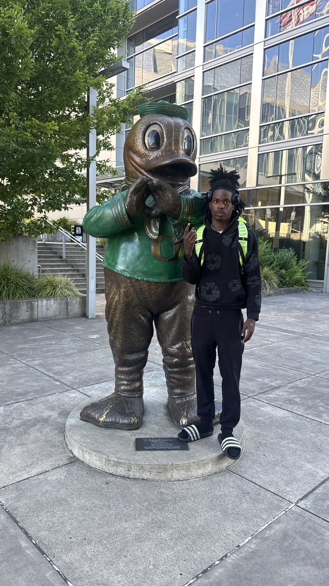 LMclenon4's tweet photo. Just getting started. Oregon track, Big opportunity, OREGON WE HERE BABY READY TO COMPETE!!!! 💚💛 https://t.co/YsAh9Almay