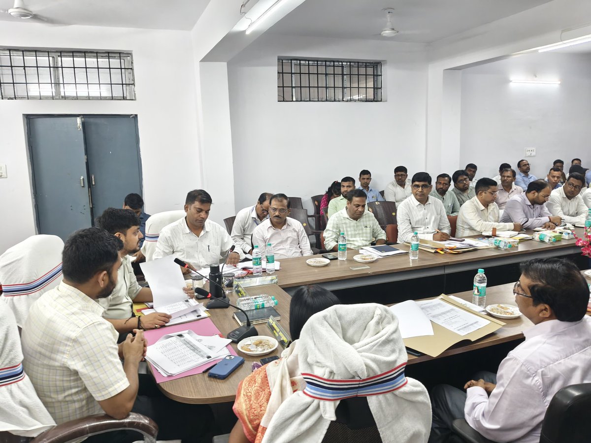 dc_dhanbad's tweet photo. बलियापुर प्रखंड में चल रही बैठक में खाद्य आपूर्ति विभाग की समीक्षा के दौरान राशन वितरण व्यवस्था को अधिक पारदर्शी एवं प्रभावी बनाने, लंबित शिकायतों के त्वरित निष्पादन तथा ई-केवाईसी कार्य समयबद्ध रूप से पूरा करने का निर्देश दिया। 

राशन कार्डधारियों की पात्रता की जांच पैन कार्ड, जीएसटी एवं आयकर विवरण के आधार पर करने तथा अपात्र लाभुकों पर नियमानुसार कार्रवाई करने के निर्देश दिए गए। 

सभी आदर्श दाल-भात योजना केंद्रों को एक समान मानक स्वरूप में विकसित करने तथा एसएनएमएमसीएच में भी शीघ्र दाल-भात योजना शुरू करने का निर्देश दिया गया।

 कालियासोल, हीरापुर एवं निरसा गोदाम से संबंधित कार्यों की समीक्षा करते हुए लंबित मरम्मत कार्य 30 जून तक पूरा करने तथा भंडारण एवं वितरण व्यवस्था को सुदृढ़ बनाने पर जोर दिया गया।
#DistrictAdministration 
#BaliapurBlock
@prdjharkhand 
@JharkhandCMO