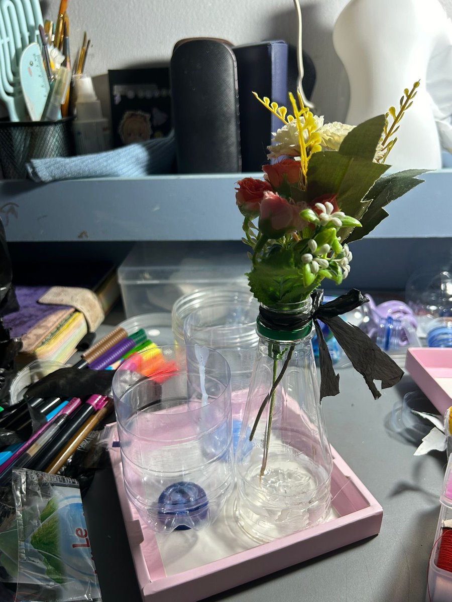 kuncirumaa's tweet photo. THROWBACK biologi disuru bkin kerajinan (gatau materi ap lupa) percobaan pertama literally sampahxsampah = mega sampah NGAKAK BGT 
alhasil gamasuk hari itu n bkin yang lain aka wadah tumblr dari kresek yang menghasilkan nilai 100 💗 https://t.co/aifSnSiuw3