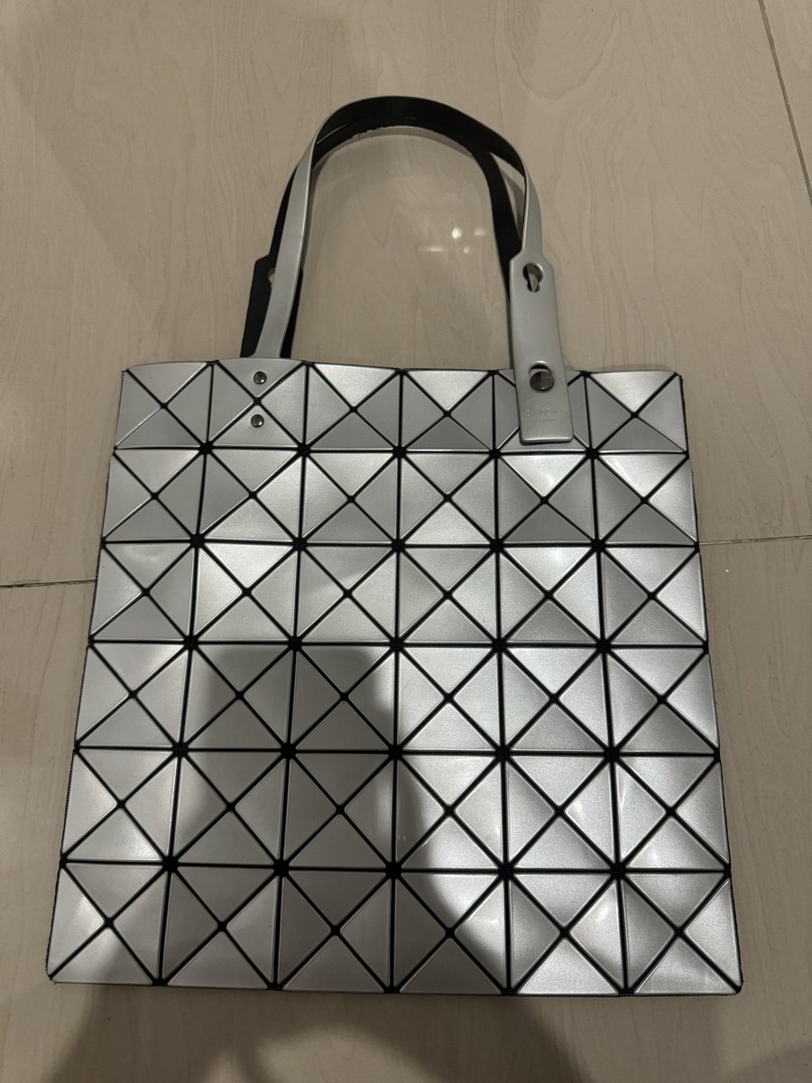 augustheartluv's tweet photo. baobao issey miyake 6x6 silver 🎀🌷 
สภาพดีมากค่ะ สวย บล็อคไม่อ้า มีร่องรอยการใช้งานทั่วไปค่ะ 

price : 3,890 ส่งฟรี 

#ส่งต่อbaobao #baobaoมือสอง 
#ส่งต่อเเบรนด์เนม #กระเป๋ามือสอง https://t.co/a9zRhn1hb6
