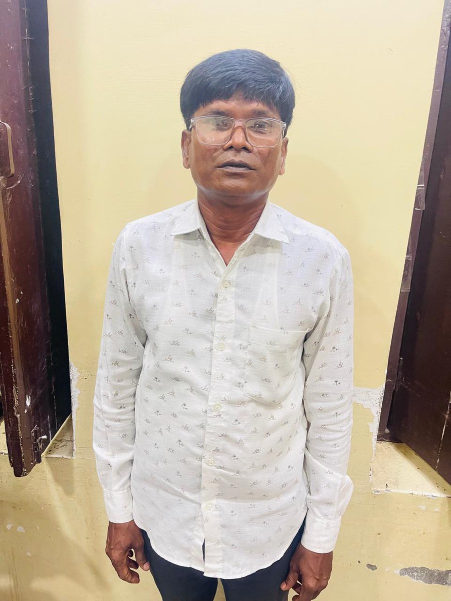 PiyushSolanki2's tweet photo. નવસારીના ચિખલી તાલુકામાં લાંચના છટકામાં તલાટી કમ મંત્રી સહિત બે આરોપીઓ ઝડપાયા.

તલાવ ચોરા ગ્રામ પંચાયતના તલાટી કમ મંત્રીએ જમીનમાંથી માટી કાઢવા માટે NOC, નકશો અને પેઢીનામું કરી આપવા બદલ ₹40,000ની લાંચ માગી હતી.

#ACB #Gujarat #Navsari #Bribery https://t.co/uNCkK2nQqa