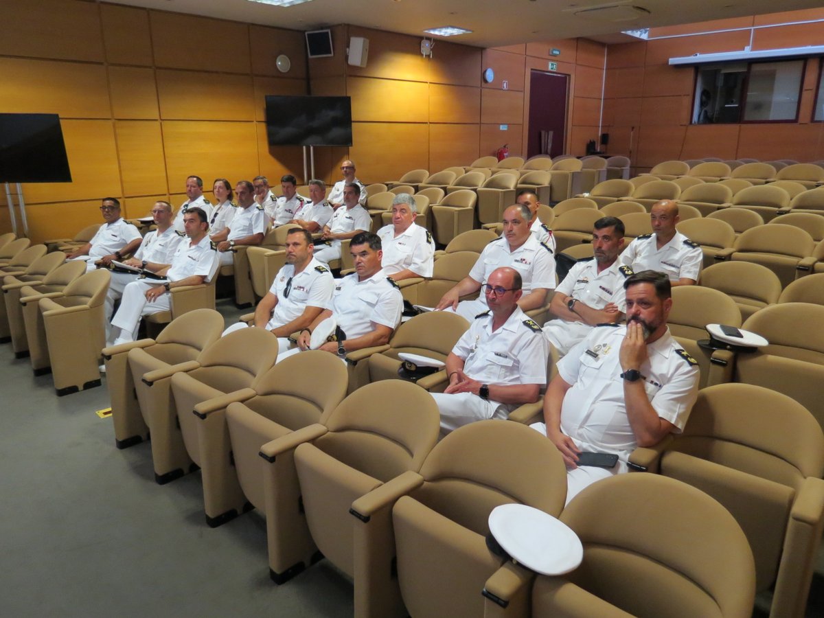 ProteccaoCivil's tweet photo. Recebemos hoje (18/06) a visita do Curso de Promoção a Sargento-Chefe da @MarinhaPT.
O encontro destacou a missão da @ProteccaoCivil e a cooperação com as Forças Armadas.
No final, visitaram o #CNEPC, onde foram apresentados os principais sistemas de apoio à decisão. https://t.co/7rCaMjsyfv