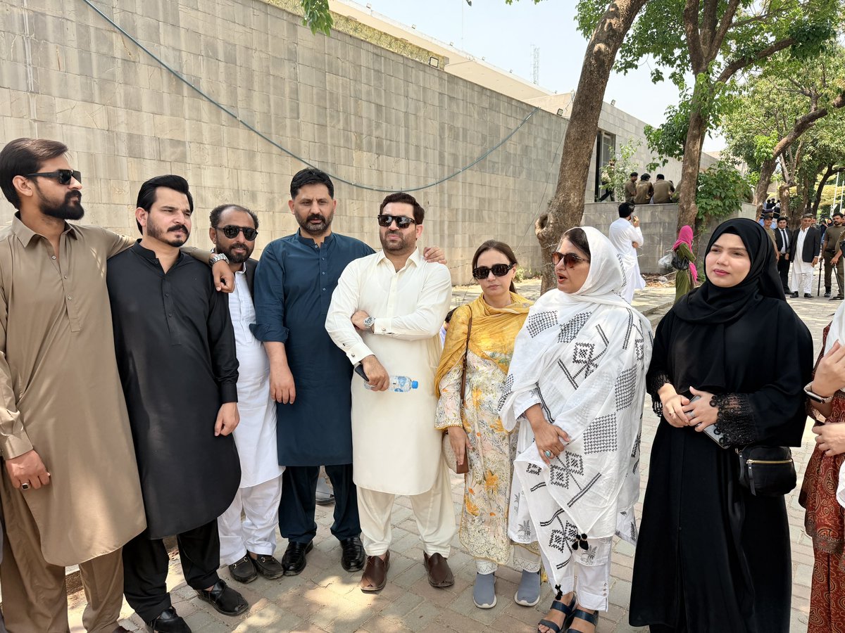 sabeen_younas's tweet photo. آج 18 جون کو سبین یونس صاحبہ القادر ٹرسٹ کیس کی سماعت کے موقع پر دیگر کارکنان کے ہمراہ ہائی کورٹ کے باہر موجود تھیں،
#خان_کو_قوم_کے_سامنے_لاؤ https://t.co/siz57Oiyj2