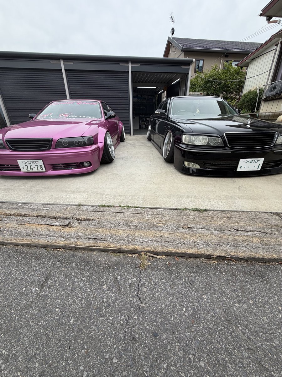 CocomiRarano's tweet photo. ドリ車とVIPカーのコラボやぁ😍✨
ドリ車に車高の低さ負けた😭
シーマくんエアサスなのに…悲しい https://t.co/LElDsFoINw