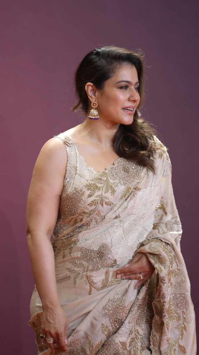 xshotZ_'s tweet photo. #kajol age doesn't matter 🥵 https://t.co/npHc0yn3Xq