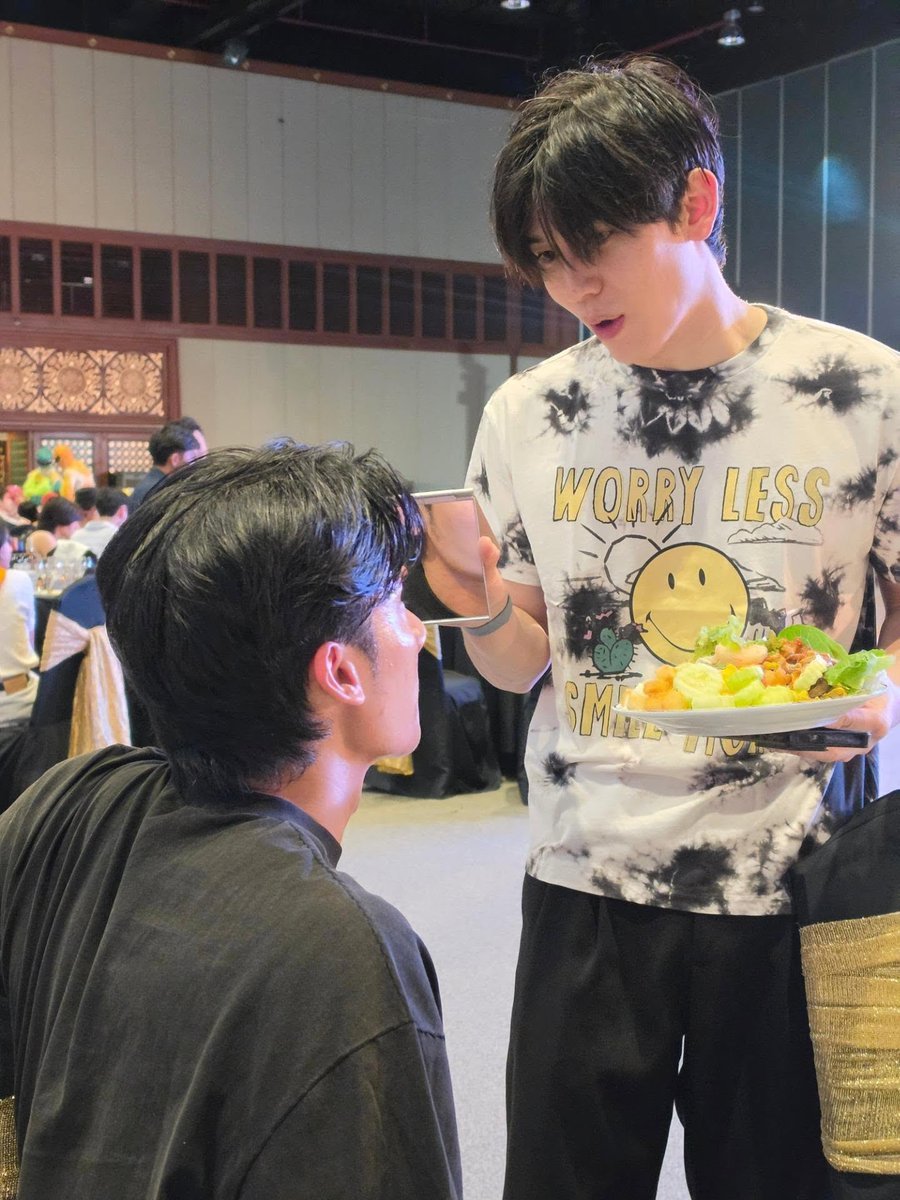 clauudi_v's tweet photo. 🫍: Hin, minyak di muka aku masih ada gak?
🐻‍❄️: masihh. Bentar kamu periksa sendiri. Aku ngantongin kaca tadi.
🫍: Gak mau
🐻‍❄️: gak mau apa??
🫍: gak mau ngaca di cermin. Mau ngaca di mata kamu aja.
🐻‍❄️: udah tua, wan. Udah malam. Gue laper. Jangan gombal, please. https://t.co/PCHzxYXGQO