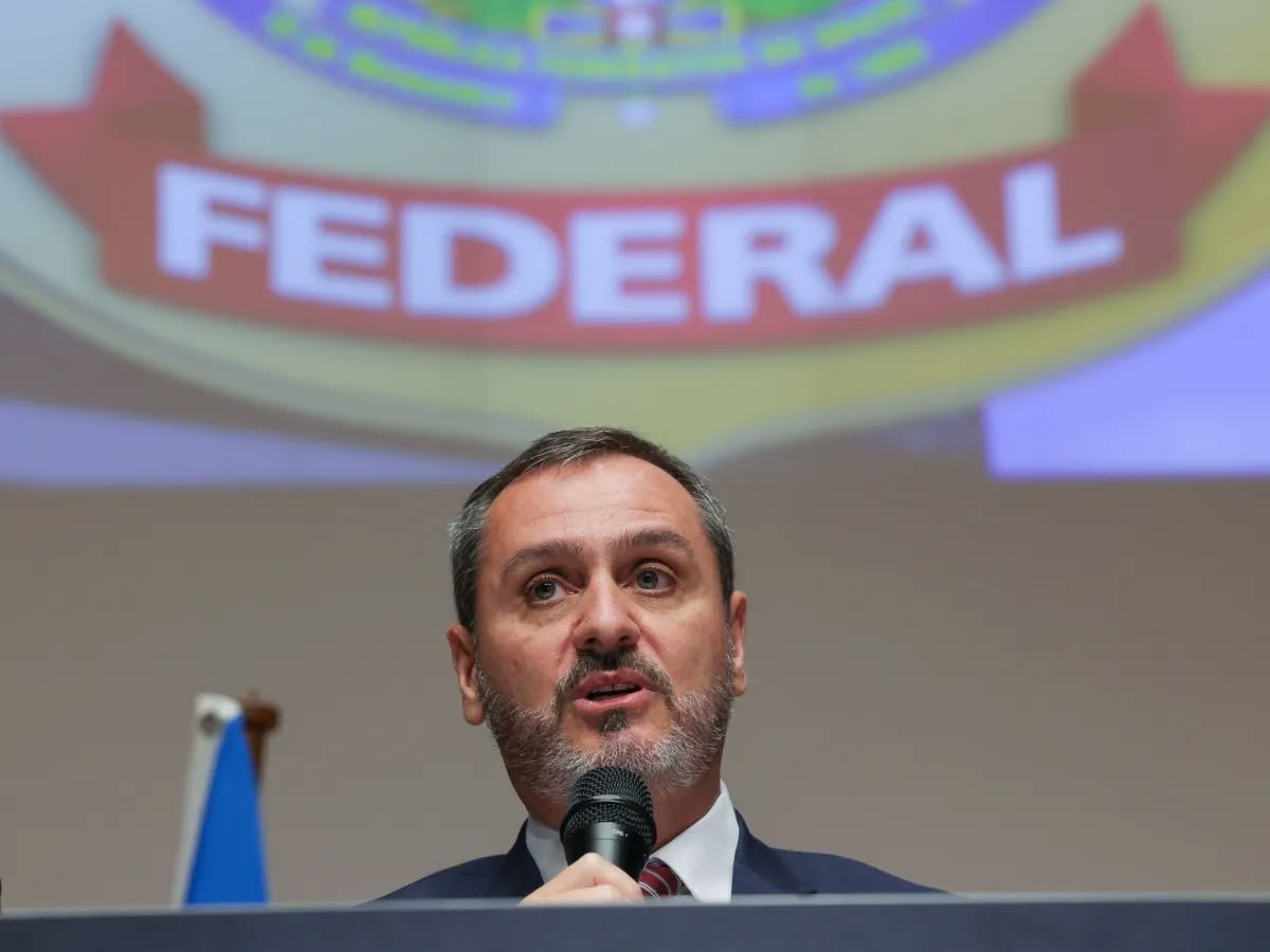 CentralDireitaB's tweet photo. 🇧🇷 URGENTE: A cúpula da Polícia Federal não foi comunicada sobre a operação contra Jaques Wagner.

O movimento pegou Andrei Rodrigues, diretor-geral da PF, de surpresa e marca um recado de Mendonça: a cúpula e o governo não serão avisados dos movimentos da PF.

🗞️ @folha https://t.co/r1dFhjuf7J