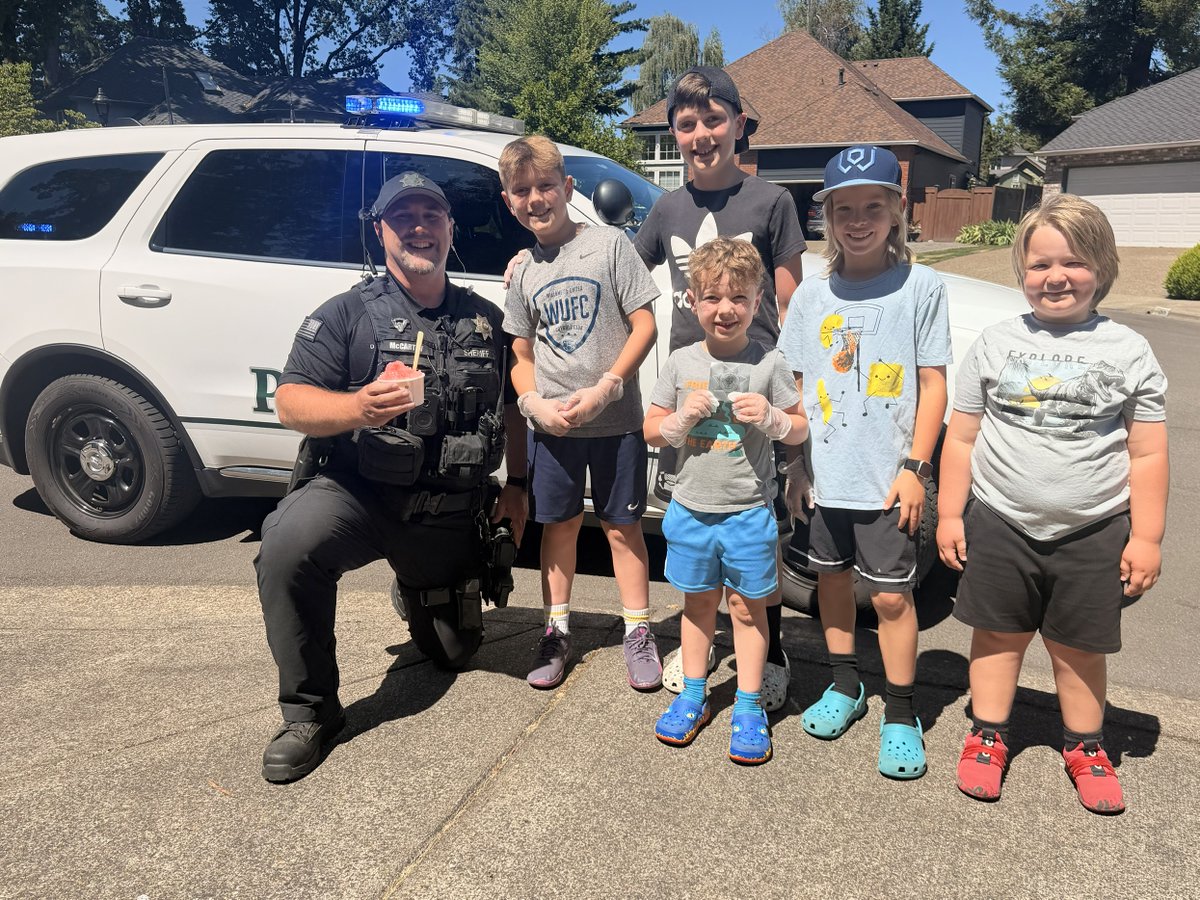 WilsonvillePD's tweet photo. A little sunshine, snow cones, and great company. 🍧

Yesterday, Deputy McCarthy took a break to enjoy a snow cone with some young community members and share a fun moment together. https://t.co/WdAiX1MrWz